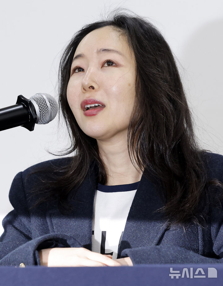 [서울=뉴시스] 김혜진 기자 = 민희진 오케이 레코즈 대표가 25일 서울 종로구 교원 챌린지홀에서 열린 1심 소송 결과와 향후 계획 등 발표를 위한 기자회견에서 발언하고 있다. 2026.02.25. jini@newsis.com