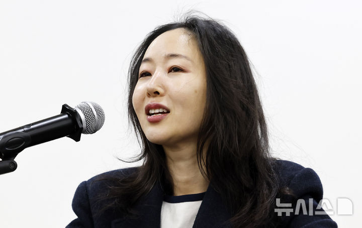 [서울=뉴시스] 김혜진 기자 = 민희진 오케이 레코즈 대표가 25일 서울 종로구 교원 챌린지홀에서 열린 1심 소송 결과와 향후 계획 등 발표를 위한 기자회견에서 발언하고 있다. 2026.02.25. jini@newsis.com