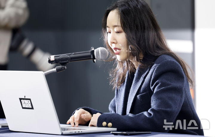 [서울=뉴시스] 김혜진 기자 = 민희진 오케이 레코즈 대표가 25일 서울 종로구 교원 챌린지홀에서 열린 1심 소송 결과와 향후 계획 등 발표를 위한 기자회견에서 발언하고 있다. 2026.02.25. jini@newsis.com