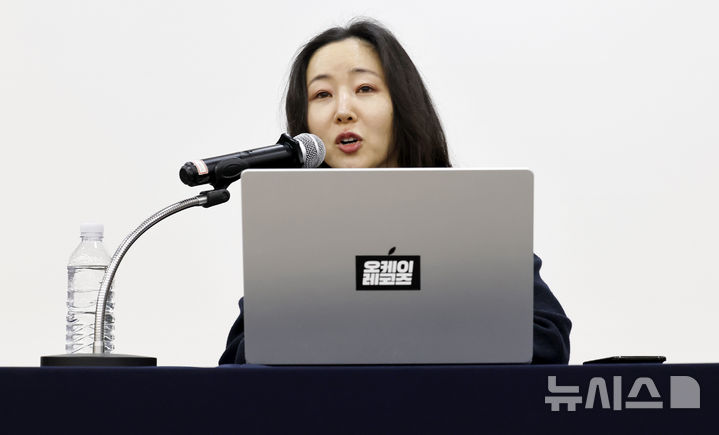 [서울=뉴시스] 김혜진 기자 = 민희진 오케이 레코즈 대표가 25일 서울 종로구 교원 챌린지홀에서 열린 1심 소송 결과와 향후 계획 등 발표를 위한 기자회견에서 발언하고 있다. 2026.02.25. jini@newsis.com