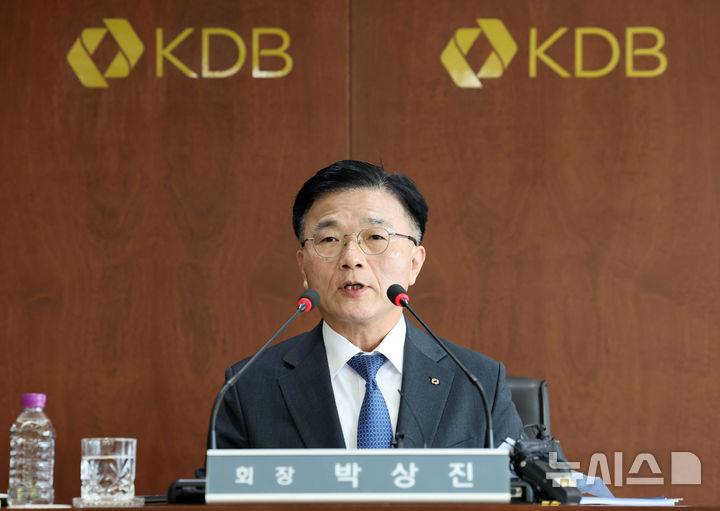 [서울=뉴시스] 배훈식 기자 = 박상진 산업은행 회장이 25일 오후 서울 영등포구 산은 본점에서 열린 기자 간담회에서 발언하고 있다. 2026.02.25. dahora83@newsis.com