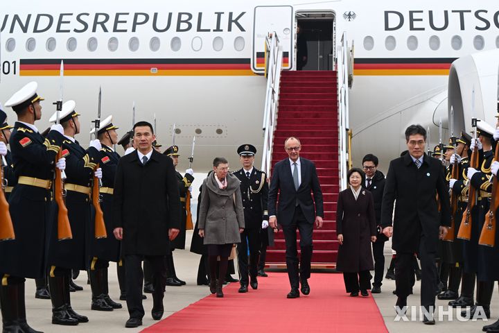 [베이징=신화/뉴시스] 오는 26일까지 중국을 공식방문하는 프리드리히 메르츠 독일 총리가 25일 중국 베이징에 도착했다. 2026.02.25