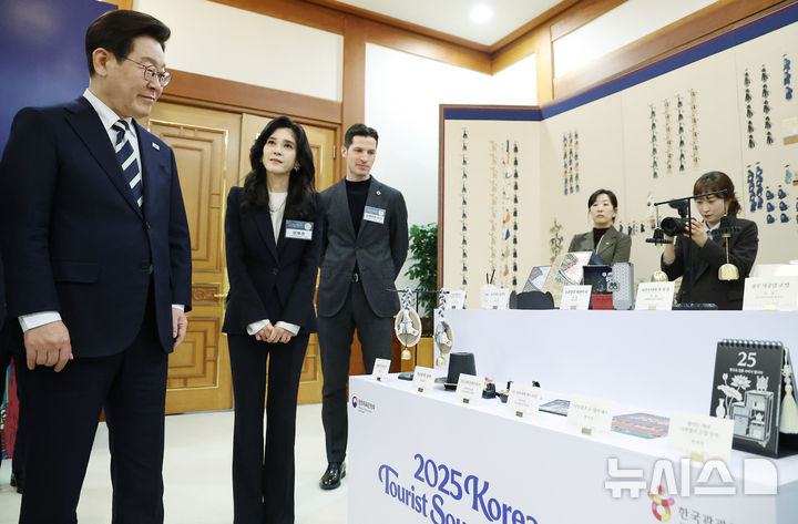 [서울=뉴시스] 최동준 기자 = 이재명 대통령이 25일 청와대에서 열린 '확대 국가관광전략회의'에서 이부진 한국방문의해위원장, 알베르토 몬디 주한이탈리아상공회의소 부회장과 대한민국 관광공모전 기념품 부문 수상작 전시를 관람하고 있다. (청와대통신사진기자단) 2026.02.25. photocdj@newsis.com