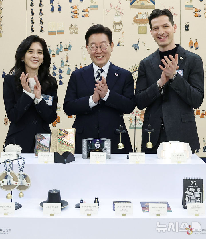 [서울=뉴시스] 최동준 기자 = 이재명 대통령이 25일 청와대에서 열린 '확대 국가관광전략회의'에서 이부진 한국방문의해위원장, 알베르토 몬디 주한이탈리아상공회의소 부회장과 대한민국 관광공모전 기념품 부문 수상작 앞에서 기념촬영을 하고 있다. (청와대통신사진기자단) 2026.02.25. photocdj@newsis.com