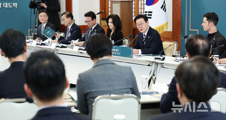 [서울=뉴시스] 최동준 기자 = 이재명 대통령이 25일 청와대에서 열린 '확대 국가관광전략회의'에서 발언하고 있다. (청와대통신사진기자단) 2026.02.25. photocdj@newsis.com