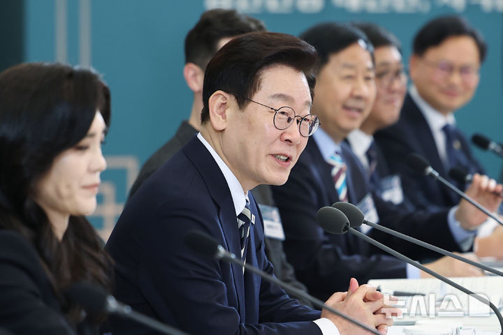 [서울=뉴시스] 최동준 기자 = 이재명 대통령이 25일 청와대에서 열린 '확대 국가관광전략회의'에서 발언하고 있다. (청와대통신사진기자단) 2026.02.25. photocdj@newsis.com