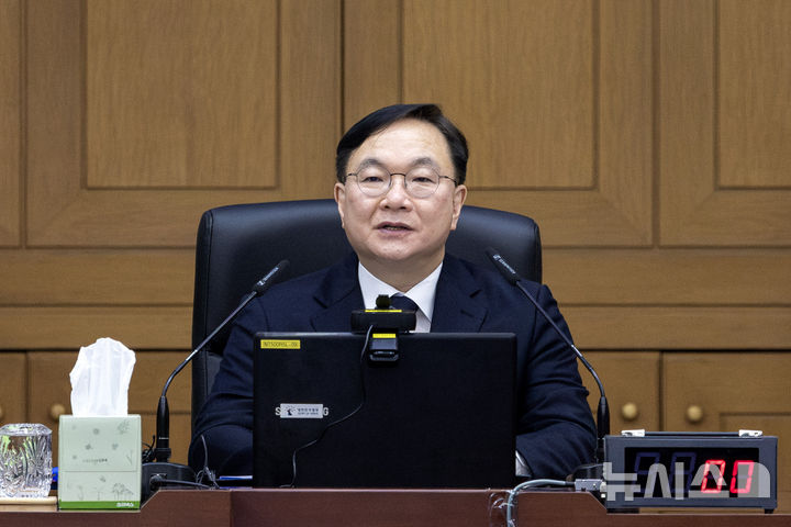 [서울=뉴시스] 황준선 기자 = 박영재 법원행정처장이 25일 오후 서울 서초구 대법원 청사에서 열린 전국법원장회의 임시회의에서 모두발언을 하고 있다. 회의 안건은 재판소원 도입, 법 왜곡죄 신설, 대법관 증원 법안 등이다. (공동취재) 2026.02.25. photo@newsis.com