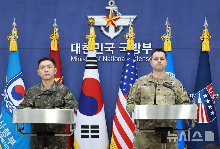 [서울=뉴시스] 사진공동취재단 = 장도영 합동참모본부 공보실장과 라이언 도날드 주한미군사 공보실장이 25일 오후 서울 용산구 국방부에서 2026 자유의방패(FS) 연습 계획 관련 공동브리핑을 하고 있다. 2026.02.25. photo@newsis.com