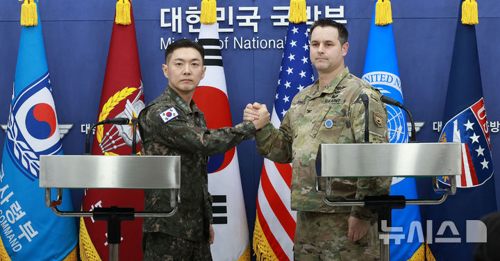 [서울=뉴시스] 사진공동취재단 = 장도영 합동참모본부 공보실장과 라이언 도날드 주한미군사 공보실장이 25일 오후 서울 용산구 국방부에서 2026 자유의방패(FS) 연습 계획 관련 공동브리핑을 한 뒤 손을 맞잡고 있다. 2026.02.25. photo@newsis.com