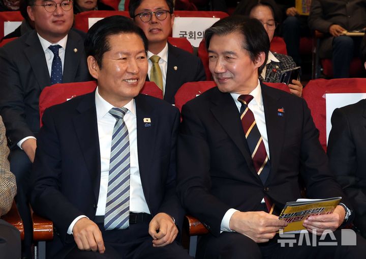 [서울=뉴시스] 조성봉 기자 = 정청래 더불어민주당 대표와 조국 조국혁신당 대표가 지난 25일 오후 서울 여의도 국회 의원회관 대회의실에서 열린 5·18정신 헌법전문수록 개헌 촉구 국민결의대회에서 대화를 하고 있다. 2026.02.25. suncho21@newsis.com