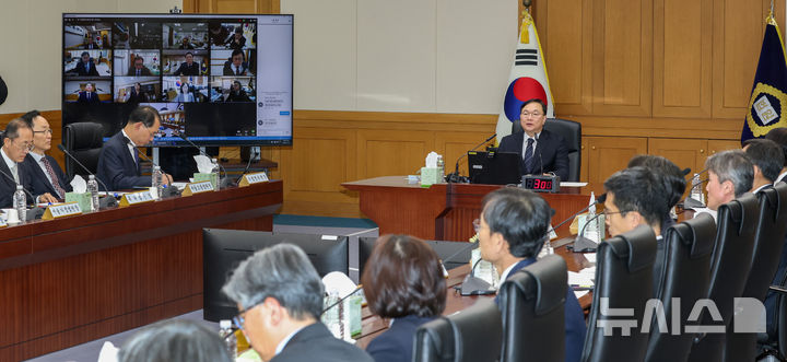 [서울=뉴시스] 황준선 기자 = 박영재 법원행정처장이 25일 오후 서울 서초구 대법원 청사에서 열린 전국법원장회의 임시회의에서 모두발언을 하고 있다. 회의 안건은 재판소원 도입, 법 왜곡죄 신설, 대법관 증원 법안 등이다. (공동취재) 2026.02.25. photo@newsis.com