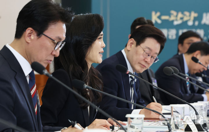 [서울=뉴시스] 최동준 기자 = 이부진 한국방문의해위원장이 25일 청와대에서 열린 이재명 대통령 주재 '확대 국가관광전략회의'에서 발언하고 있다. (청와대통신사진기자단) 2026.02.25. photocdj@newsis.com