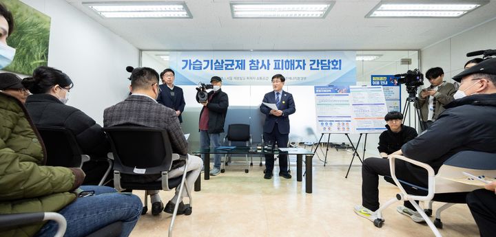 [서울=뉴시스] 김성환 기후에너지환경부 장관이 지난달 25일 서울 중구 가습기살균제 피해자 소통공간에서 피해자들과 간담회를 하고 있다. (사진=기후에너지환경부 제공) 2026.02.25. photo@newsis.com *재판매 및 DB 금지