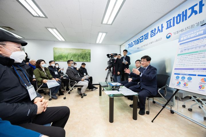 [서울=뉴시스] 김성환 기후에너지환경부 장관이 25일 서울 중구 가습기살균제 피해자 소통공간에서 피해자들과 간담회를 하고 있다. (사진=기후에너지환경부 제공) 2026.02.25. photo@newsis.com *재판매 및 DB 금지