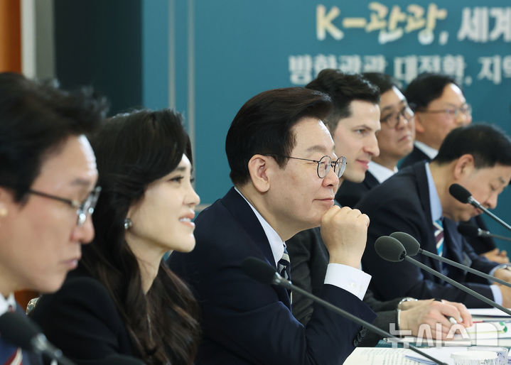 [서울=뉴시스] 최동준 기자 = 이재명 대통령이 25일 청와대에서 열린 '확대 국가관광전략회의'에서 참석자 발언을 듣고 있다. (청와대통신사진기자단) 2026.02.25. photocdj@newsis.com