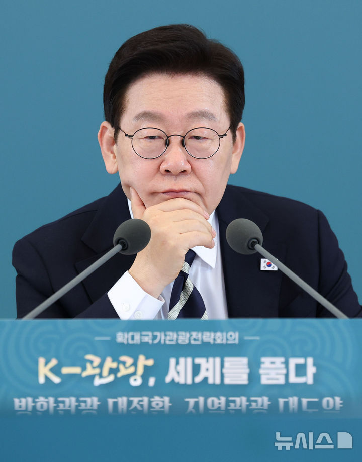 [서울=뉴시스] 최동준 기자 = 이재명 대통령이 25일 청와대에서 열린 '확대 국가관광전략회의'에서 참석자 발언을 듣고 있다. (청와대통신사진기자단) 2026.02.25. photocdj@newsis.com