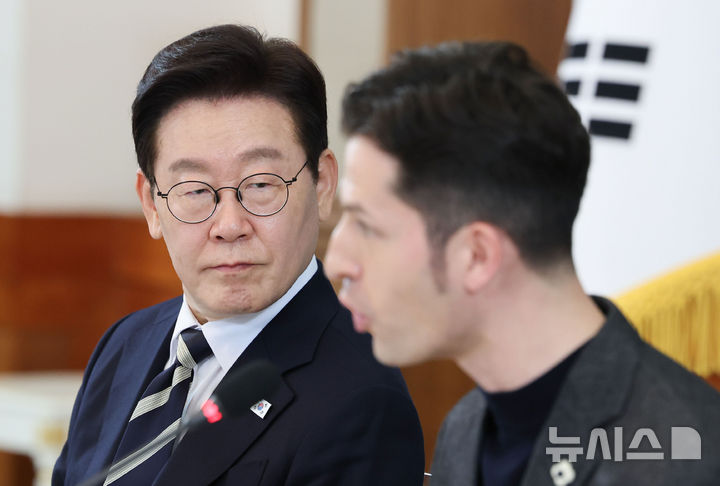 [서울=뉴시스] 최동준 기자 = 이재명 대통령이 25일 청와대에서 열린 '확대 국가관광전략회의'에서 알베르토 몬디 주한이탈리아상공회의소 부회장 발언을 듣고 있다. (청와대통신사진기자단) 2026.02.25. photocdj@newsis.com