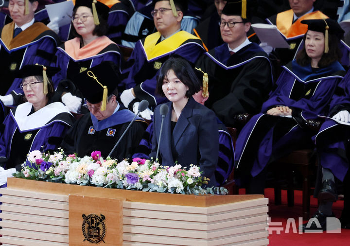 [서울=뉴시스] 조성우 기자 = 최수연 네이버 대표가 5일 서울 관악구 서울대학교에서 열린 제80회 전기 학위수여식에서 축사하고 있다. 2026.02.25. xconfind@newsis.com