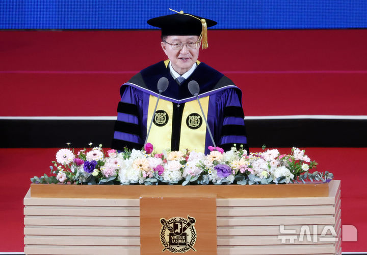 [서울=뉴시스] 조성우 기자 = 유홍림 서울대학교 총장이 5일 서울 관악구 서울대학교에서 열린 제80회 전기 학위수여식에서 식사하고 있다. 2026.02.25. xconfind@newsis.com