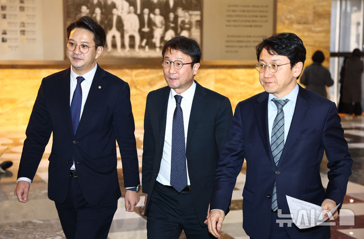 [서울=뉴시스] 김명년 기자 = 한병도 더불어민주당 원내대표가 25일 오후 서울 여의도 국회에서 열린 의원총회에 입장하고 있다. 2026.02.25. kmn@newsis.com