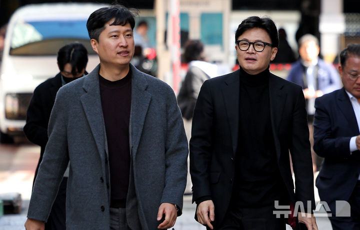 [대구=뉴시스] 이무열 기자 = 한동훈 전 국민의힘 대표가 25일 대구 중구 대구패션주얼리특구를 방문해 이동하고 있다. 2026.02.25. lmy@newsis.com