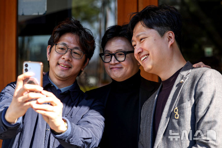 [대구=뉴시스] 이무열 기자 = 한동훈 전 국민의힘 대표가 25일 대구 중구 동성로를 찾아 시민과 기념촬영을 하고 있다. 2026.02.26. lmy@newsis.com