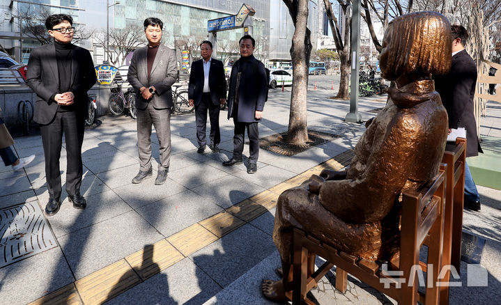 [대구=뉴시스] 이무열 기자 = 한동훈 전 국민의힘 대표가 25일 대구 중구 2.28기념중앙공원 앞에 설치된 평화의 소녀상을 살펴보고 있다. 2026.02.26. lmy@newsis.com