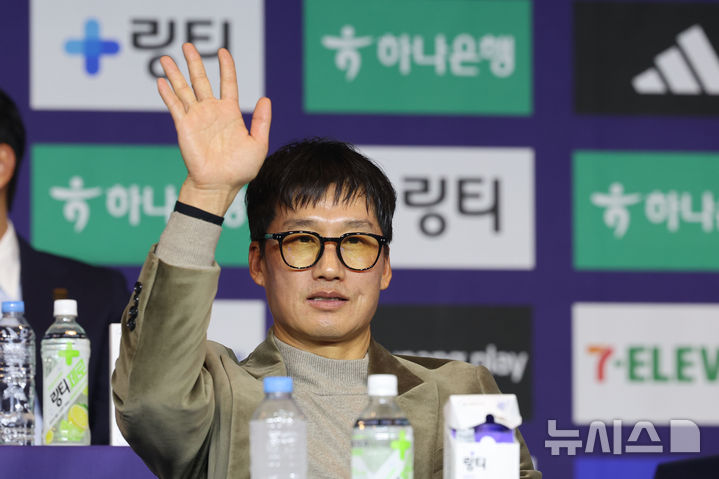 [서울=뉴시스] 권창회 기자 = 이정효 수원삼성 블루윙즈 감독이 25일 서울 서대문구 스위스그랜드호텔에서 열린 2026 K리그2 개막 미디어데이에서 팬들에게 손인사를 하고 있다. 2026.02.25. kch0523@newsis.com