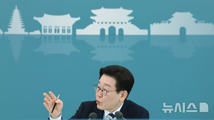 [서울=뉴시스] 최동준 기자 = 이재명 대통령이 25일 청와대에서 열린 '확대 국가관광전략회의'에서 발언하고 있다. (청와대통신사진기자단) 2026.02.25. photocdj@newsis.com