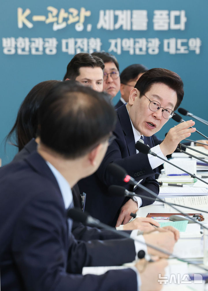 [서울=뉴시스] 최동준 기자 = 이재명 대통령이 25일 청와대에서 열린 '확대 국가관광전략회의'에서 발언하고 있다. (청와대통신사진기자단) 2026.02.25. photocdj@newsis.com