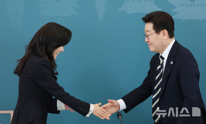 회의 마치고 이부진 위원장과 악수하는 이재명 대통령