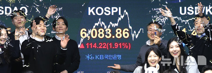 [서울=뉴시스] 김금보 기자 = 코스피가 종가 6000선을 돌파한 25일 오후 서울 영등포구 KB국민은행 딜링룸에서 직원들이 코스피 종가 6000 달성을 기념하고 있다.코스피는 전 거래일(5969.64)보다 114.22포인트(1.91%) 오른 6083.86에, 코스닥 지수는 전 거래일(1165.00)보다 0.25포인트(0.02%) 상승한 1165.25에 거래를 마쳤다. 서울 외환시장에서 원·달러 환율은 전 거래일(1442.5원)보다 13.1원 내린 1429.4원에 주간 거래를 마감했다. 2026.02.25. kgb@newsis.com