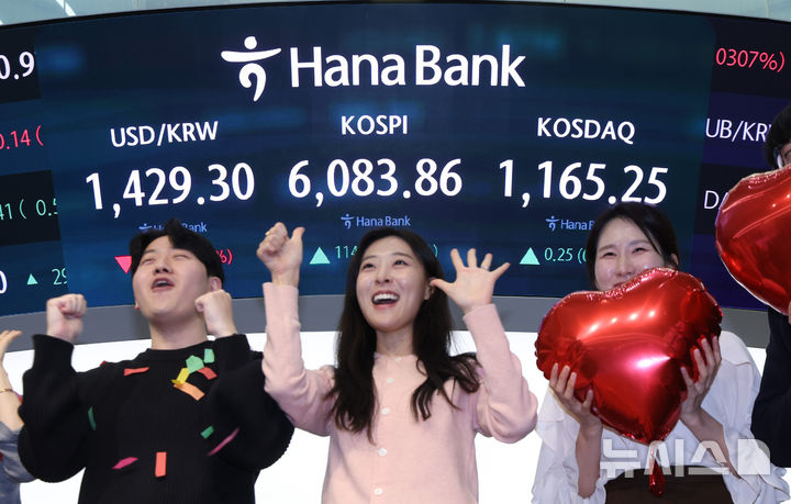 [서울=뉴시스] 황준선 기자 = 코스피가 6000선을 넘긴 6083.86에 마감한 25일 오후 서울 중구 하나은행 딜링룸에서 딜러들이 코스피 6000 돌파 세리머니를 하고 있다. 2026.02.25. hwang@newsis.com