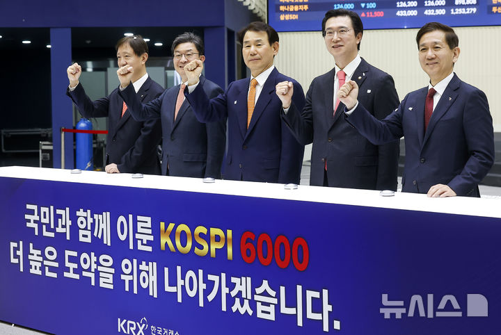[서울=뉴시스] 정병혁 기자 = 정은보(가운데) 한국거래소 이사장과 이찬진 금융감독원장, 이억원 금융위원장을 비롯한 참석자들이 25일 서울 영등포구 한국거래소에서 열린 코스피 6000p 기념행사에서 기념촬영을 하고 있다.이날 코스피는 전 거래일(5969.64)보다 114.22포인트(1.91%) 오른 6083.86에, 코스닥 지수는 전 거래일(1165.00)보다 0.25포인트(0.02%) 상승한 1165.25에 거래를 마쳤다.서울 외환시장에서 원·달러 환율은 전 거래일(1442.5원)보다 13.1원 내린 1429.4원에 주간 거래를 마감했다. 2026.02.25. jhope@newsis.com