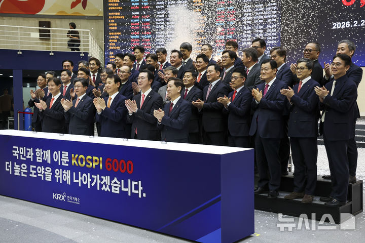[서울=뉴시스] 정병혁 기자 = 정은보(아래줄 왼쪽 세번째) 한국거래소 이사장과 이찬진 금융감독원장, 이억원 금융위원장을 비롯한 참석자들이 25일 서울 영등포구 한국거래소에서 열린 코스피 6000p 기념행사에서 기념촬영을 하고 있다.이날 코스피는 전 거래일(5969.64)보다 114.22포인트(1.91%) 오른 6083.86에, 코스닥 지수는 전 거래일(1165.00)보다 0.25포인트(0.02%) 상승한 1165.25에 거래를 마쳤다.서울 외환시장에서 원·달러 환율은 전 거래일(1442.5원)보다 13.1원 내린 1429.4원에 주간 거래를 마감했다. 2026.02.25. jhope@newsis.com