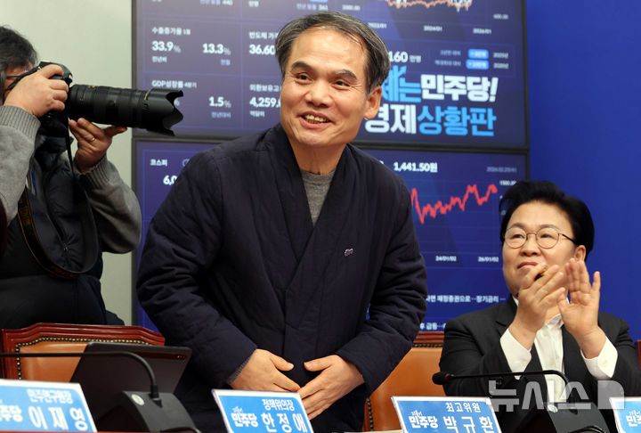 [서울=뉴시스] 조성봉 기자 = 박규환 더불어민주당 신임 최고위원이 25일 서울 여의도 국회에서 열린 최고위원회의에서 인사를 하고 있다. 2026.02.25. suncho21@newsis.com