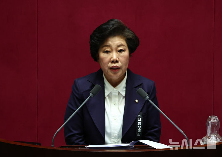 [서울=뉴시스] 김명년 기자 = 조배숙 국민의힘 의원이 25일 서울 여의도 국회에서 열린 제432회 국회(임시회) 제8차 본회의에서 형법 일부개정법률안(대안)에 대한 무제한 토론(필리버스터)을 하고 있다. 2026.02.25. kmn@newsis.com