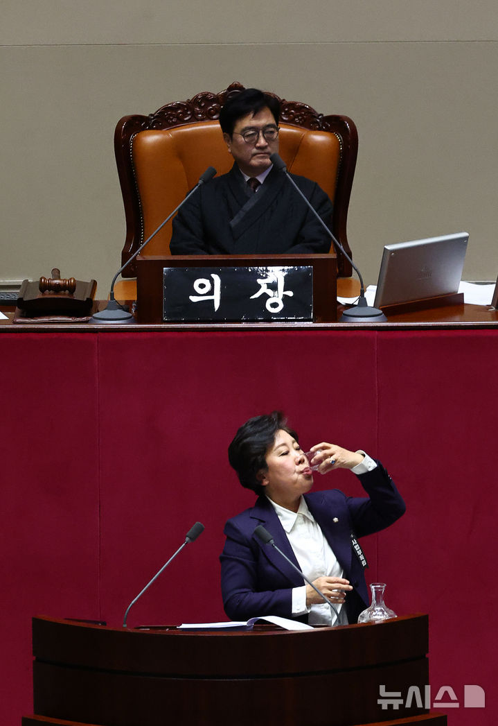 [서울=뉴시스] 김명년 기자 = 조배숙 국민의힘 의원이 25일 서울 여의도 국회에서 열린 제432회 국회(임시회) 제8차 본회의에서 형법 일부개정법률안(대안)에 대한 무제한 토론(필리버스터)을 하던 중 물을 마시고 있다. 2026.02.25. kmn@newsis.com