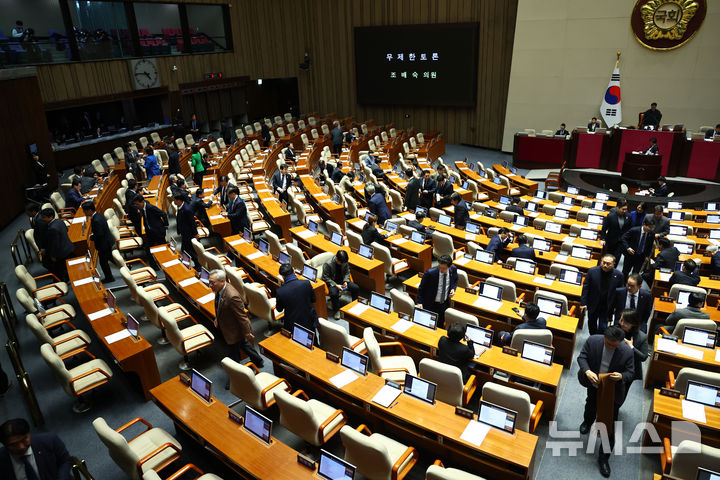 [서울=뉴시스] 김명년 기자 = 더불어민주당 의원들이 25일 서울 여의도 국회에서 열린 제432회 국회(임시회) 제8차 본회의에서 조배숙 국민의힘 의원의 형법 일부개정법률안(대안)에 대한 무제한 토론(필리버스터)이 시작되자 회의장을 나가고 있다. 2026.02.25. kmn@newsis.com