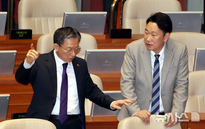 [서울=뉴시스] 조성봉 기자 = 정성호 법무부 장관이 25일 서울 여의도 국회에서 열린 제432회 국회(임시회) 제8차 본회의에서 곽상언 더불어민주당 의원과 대화를 하고 있다. 2026.02.25 suncho21@newsis.com