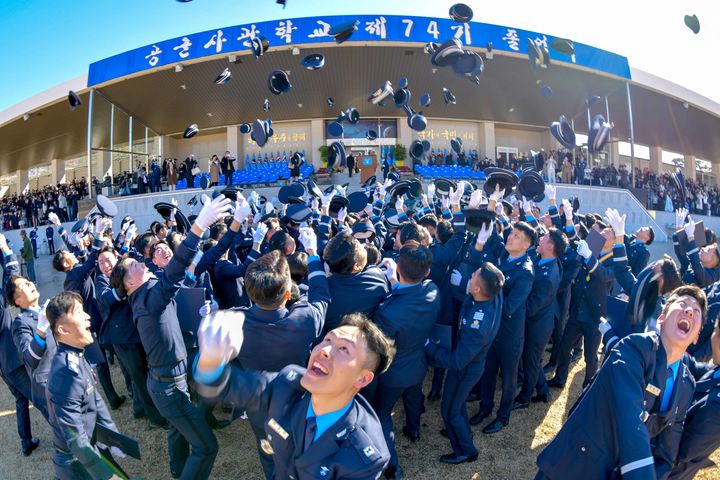 [서울=뉴시스] 25일 충북 공군사관학교 성무연병장에서 열린 제74기 공군사관생도 졸업식에서 74기 졸업생들이 졸업을 기념하며 독수리 구호를 외치며 환호하고 있다. (사진=공군 제공) 2026.02.25. photo@newsis.com *재판매 및 DB 금지