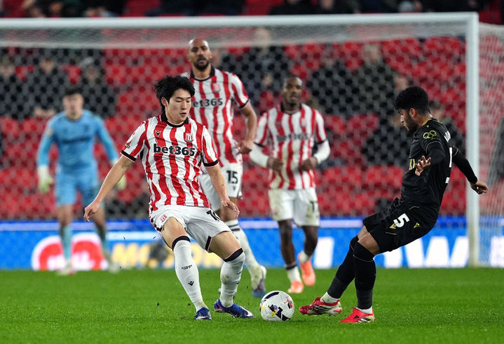 스토크 시티 배준호가 옥스퍼드 유나이티드전에서 공을 다투는 장면