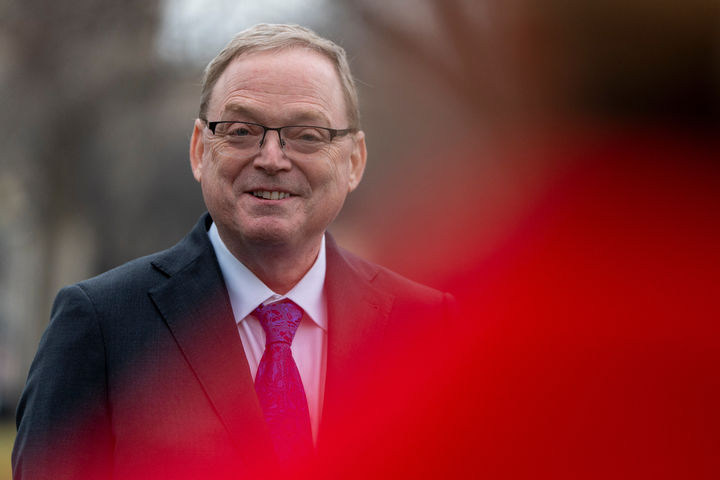 [워싱턴=AP/뉴시스]케빈 해싯 백악관 국가경제위원회(NEC) 위원장이 25일(현지 시간) 워싱턴DC 백악관 경내에서 취재진 질문에 답하고 있다. 2026.02.26.