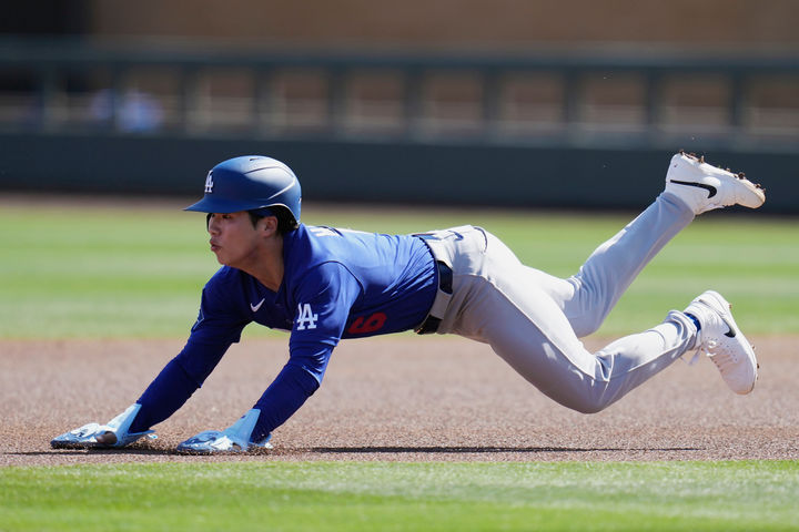 [스코츠데일=AP/뉴시스] LA 다저스의 중견수 김혜성이 25일(현지 시간) 미 애리조나주 스코츠데일 솔트리버필드에서 애리조나 다이아몬드백스와 시범 경기 1회 초 우전안타 진루 후 2루를 훔치고 있다. 김혜성은 5회 말 교체까지 3타수 2안타 1타점 1득점 2도루로 활약했고, 팀은 10-7로 승리했다. 2026.02.26.