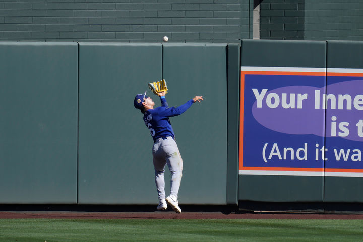 [스코츠데일=AP/뉴시스] LA 다저스의 중견수 김혜성이 25일(현지 시간) 미 애리조나주 스코츠데일 솔트리버필드에서 애리조나 다이아몬드백스와 시범 경기 4회 말 뜬공을 잡고 있다. 김혜성은 5회 말 교체까지 3타수 2안타 1타점 1득점 2도루로 활약했고, 팀은 10-7로 승리했다. 2026.02.26.