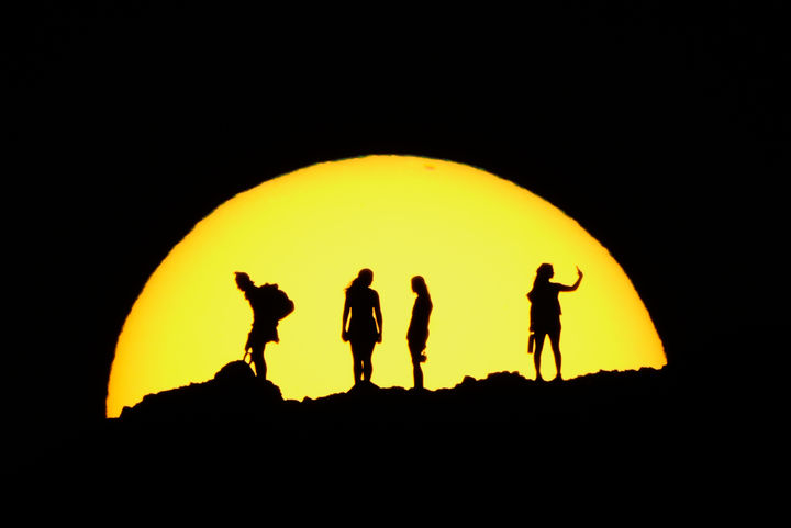 [피닉스=AP/뉴시스] 25일(현지 시간) 미 애리조나주 피닉스 파파고 공원에서 하이커들이 석양을 배경으로 능선을 오르고 있다. 2026.02.26.