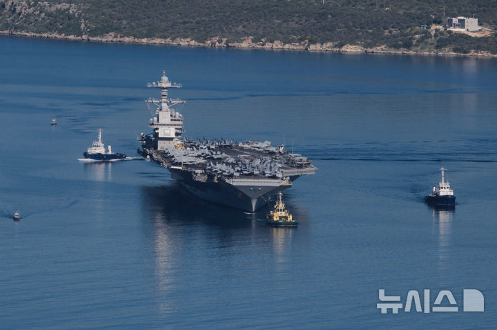[AP/뉴시스] 지난달 26일 사진으로 미국의 항공모함 제럴드 포드 호가 그리스 크레테섬 수다 기지를 나와 이스라엘 쪽으로 가고 있다 