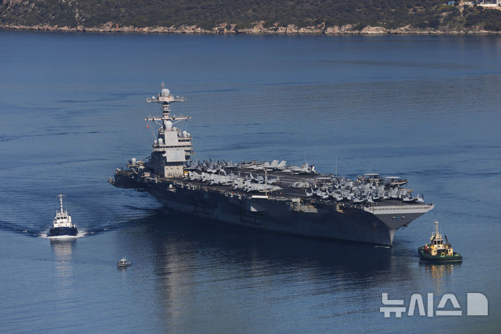 [AP/뉴시스] 미국의 이란 해상봉쇄에 동원될 수 있어 한층 주목되는 미국 최대 항공모함 제럴드 포드 호 모습. 이란전쟁 이틀 전인 2월 26일 그리스 크레테 기지에서 나오고 있다