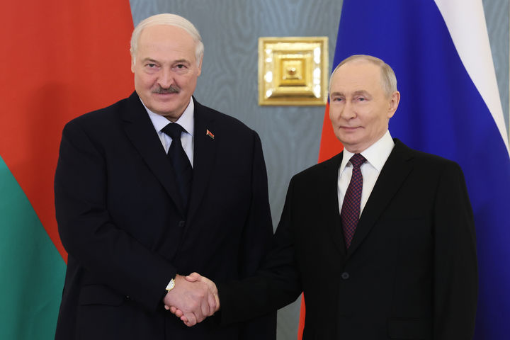 [모스크바=AP/뉴시스] 블라디미르 푸틴(오른쪽) 러시아 대통령과 알렉산드르 루카셴코 벨라루스 대통령이 지난달 26일(현지 시간) 러시아 모스크바 크렘린궁에서 열린 연합국가 최고국가평의회 회의에 앞서 악수하고 있다. 2026.03.24.