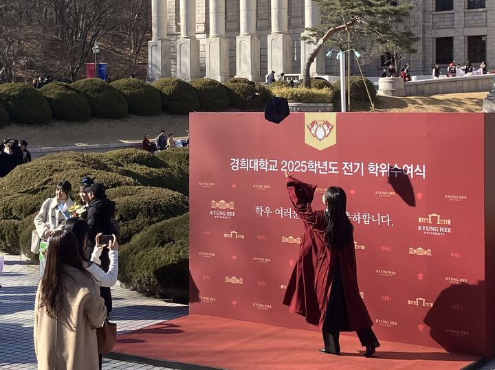 앨범보다는 인스타 '나만의 컷'…대학 졸업 사진의 세대교체[출동!인턴]